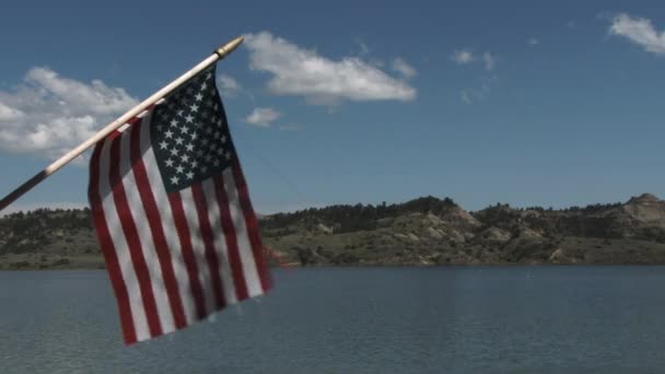 Amerykańska Flaga Wieje Wietrze Słoneczny Dzień Montany Nad Jeziorem — Wideo stockowe