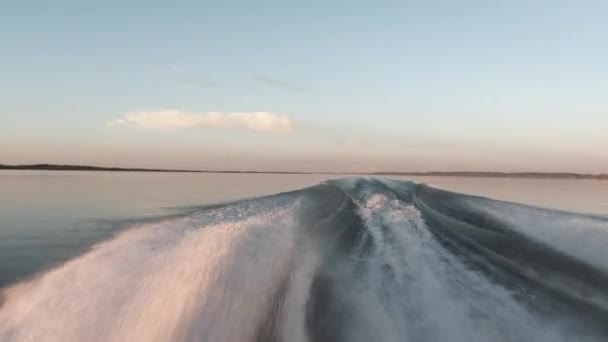 Standpunt Van Achterkant Van Boot Bij Topsnelheid Cruisen Het Meer — Stockvideo