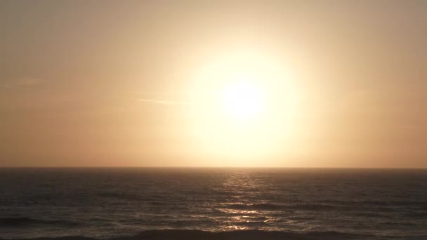 Фотоаппарат Панорамный Снимок Солнца Сияющего Над Горизонтом Океана Статический Снимок — стоковое видео
