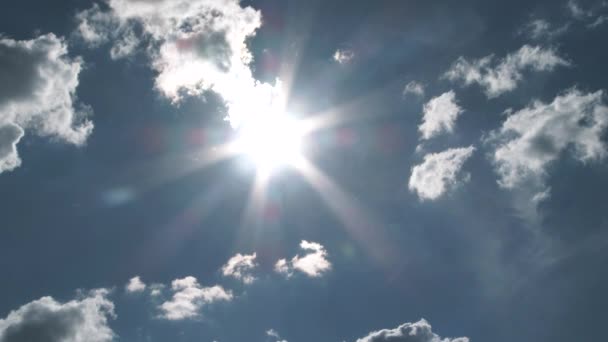 Czasie Rzeczywistym Malownicze Słońce Świecące Jasno Niebieskim Niebie Białymi Chmurami — Wideo stockowe