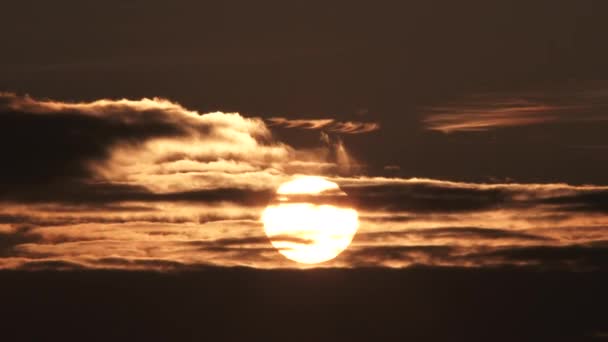 Včasná Záře Teplé Osvětlené Oblohy Zčernala Jak Slunce Zapadá Mraky — Stock video