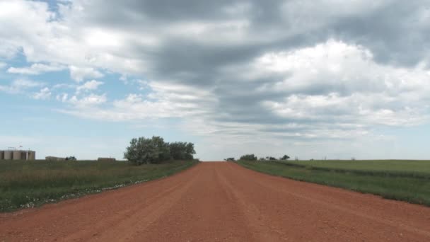 Pusta Droga Gruntowa Chmurami Przechodzącymi Przez Błękitne Niebo — Wideo stockowe