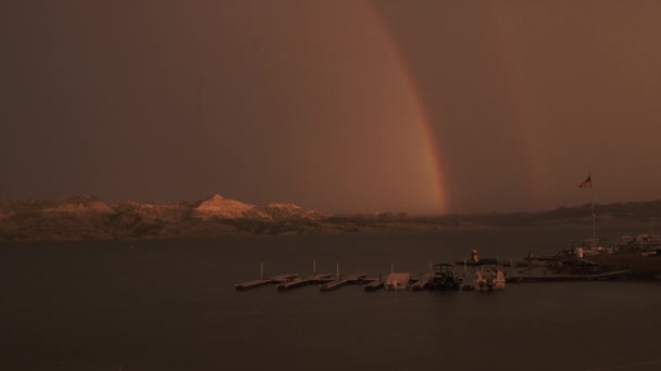 Сильний Дощ Приносить Грозу Над Озером Біля Причальних Човнів Блискавкою — стокове відео