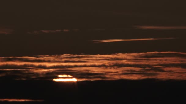 Timelapse Lever Soleil Ciel Sombre Ciel Chaud Nuageux Gros Plan — Video