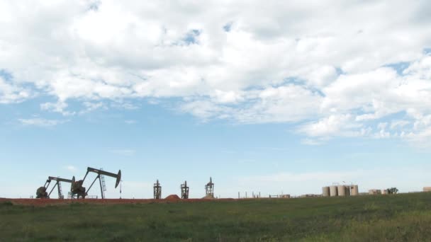 Zon Schijnt Olievelden Noord Dakota Met Pompen Die Werken Aan — Stockvideo