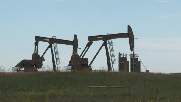 Dos Plataformas Petrolíferas Que Trabajan Campos Bombeando Recursos Pozos — Vídeos de Stock