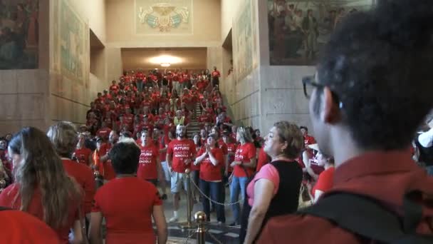 Studenti Učitelé Zpívají Chceme Chceme Finanční Prostředky Zevnitř Budovy Capitol — Stock video