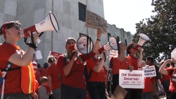 Ομάδα Γυναικών Μεγάφωνα Τραγουδούν Μπροστά Από Κυβερνητικό Κτίριο Στο Συλλαλητήριο — Αρχείο Βίντεο