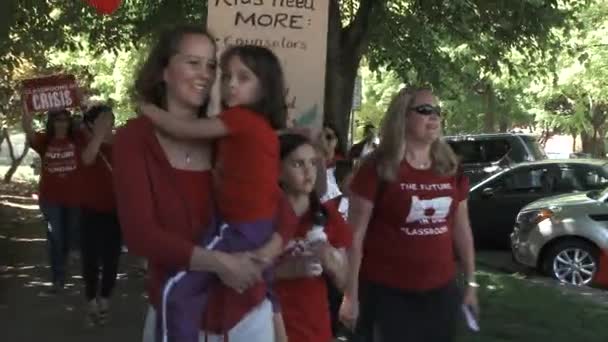 Multitud Coreando Red Mientras Marchan Ayuntamiento Exigiendo Mejor Para Las — Vídeo de stock