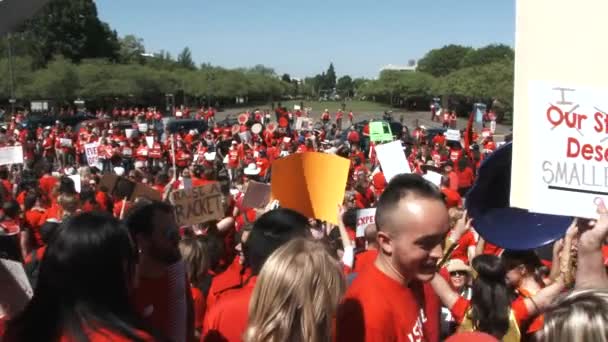 Overvolle Straten Vol Studenten Leraren Die Buiten Het Capitool Aan — Stockvideo