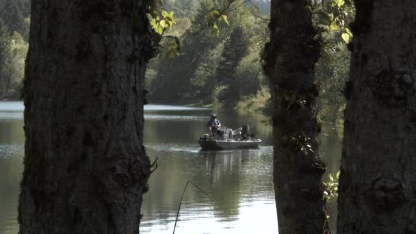 Fisherman Casting Boat Spends Nice Day Outdoors Lake — Stok video