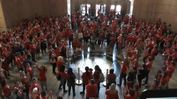 Cientos Estudiantes Maestros Llenan Edificio Del Capitolio Estatal Luchando Por — Vídeos de Stock