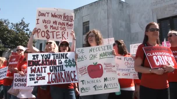 Hundreds Teachers Students Chant More School Funding State Capitol Building — Stockvideo