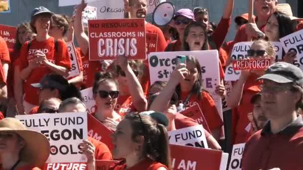 Grande Folla Manifestanti Che Cantano Con Cartelli Che Chiedono Finanziamenti — Video Stock