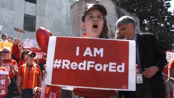 Estudiante Joven Coreando Red Con Multitud Mitin Afuera Del Edificio — Vídeo de stock