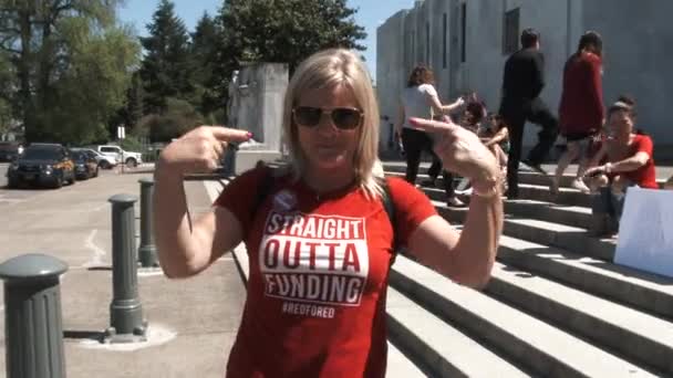 Une Femme Portant Une Chemise Lisant Straight Outta Funding Tient — Video