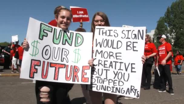 Studenten Tekenen Rally Meer Financiering Voor Scholen Ondersteunen Investeren Toekomstige — Stockvideo