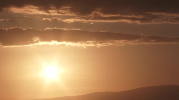 Яркое Солнечное Небо Сияющее Поднимающееся Теплый День Над Склоном Холма — стоковое видео