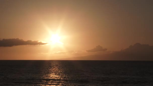 Reálném Čase Malebné Slunce Svítí Nad Klidným Oceánským Horizontem Jasnou — Stock video