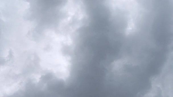 Ciemne Burzliwe Chmury Wirują Niebie Deszcz Zaczyna Padać Spada Obiektyw — Wideo stockowe