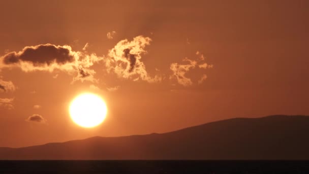 Gyönyörű Naplemente Közel Napsütéshez Mely Meleg Égbolton Ragyog Minimális Felhővel — Stock videók