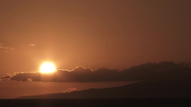 Sun Falls Cloud Layer Hawaiian Island Beautiful Warm Lit Sky — Stockvideo