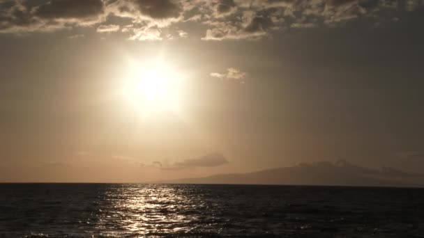 Сонце Світить Над Океанським Горизонтом Островом Відстані — стокове відео