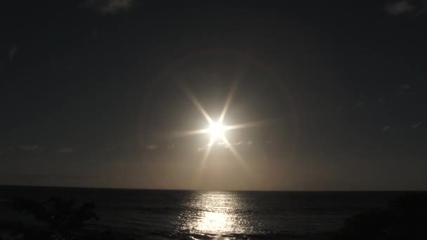 Zoom avant de la caméra depuis un plan d'eau sombre et un ciel clair et ensoleillé jusqu'à la transition blanche du soleil éclatant .