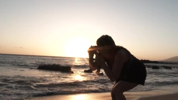 Modelo Liberado Mulher Tira Uma Foto Sua Polaroid Praia Enquanto — Vídeo de Stock