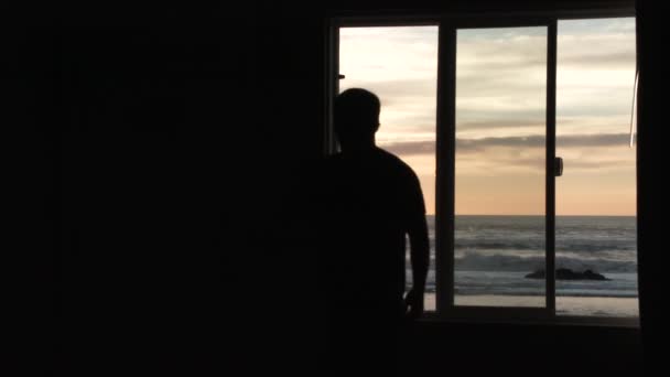 Переход Черного Модель Освобожденный Человек Открывая Окно Дверь Открыть Красивый — стоковое видео