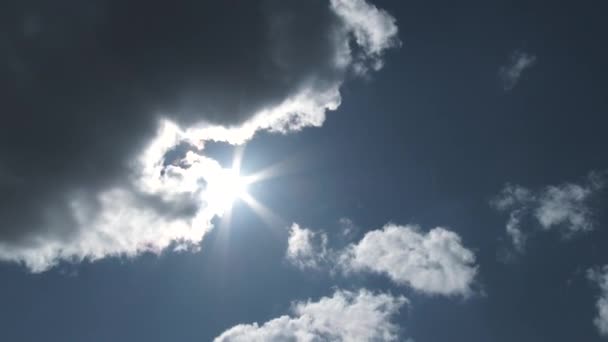 Lapso Tempo Dia Azul Céu Com Nuvens Passando Sol Brilhando — Vídeo de Stock