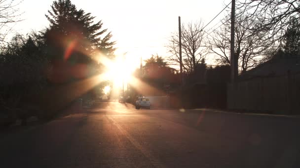 Zeitraffer Bei Sonnenaufgang Der Kiezstraße Mit Vorbeifahrendem Lkw — Stockvideo