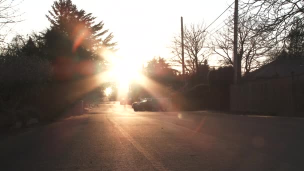 Грузовик Едет Соседству Улице Солнцем Сияя Низко Утреннего Восхода Солнца — стоковое видео