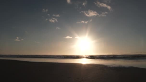 Pan Fotocamera Lenta Proprio Sopra Bellissimo Oceano Calmo Scenico Tramonto — Video Stock