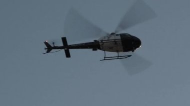 Los Angeles Polis Departmanı helikopterinin devriye gezerken el kamerasıyla çekilmiş görüntüleri..