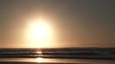 Gün batımında Pasifik Okyanusu 'nda açık ve güneşli bir günde geceden geceye geçiş sırasında zaman atlaması..