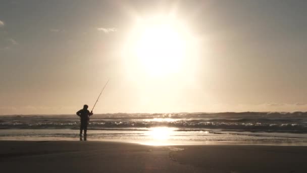 Silueta Del Sol Poniéndose Bajo Horizonte Oceánico Pescador Espera Pacientemente — Vídeo de stock