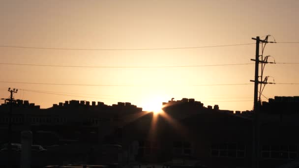 Sol Cai Para Trás Paisagem Urbana Com Edifícios Linhas Energia — Vídeo de Stock