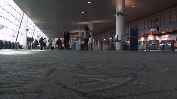 Mensen Lopen Door Luchthaven Ticketruimte Met Bagage — Stockvideo