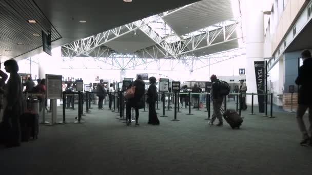 Menschen Gehen Mit Gepäck Durch Den Ticketbereich Flughafen — Stockvideo