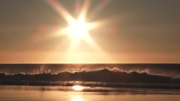 Zonsondergang Warme Heldere Lucht Boven Terug Verlichte Golven Crashen Zandstrand — Stockvideo