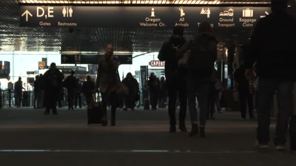 Занятый Коридор Аэропорту Люди Едут Выходу Посадку — стоковое видео