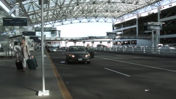 Les Gens Font Déposer Aire Départ Aéroport Avec Des Voitures — Video