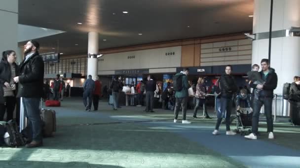 Ampliar Las Personas Reunidas Dentro Del Aeropuerto Por Check Aerolínea — Vídeos de Stock