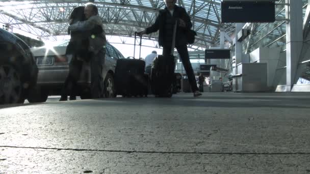 Les Gens Disent Revoir Alors Que Couple Ramasse Les Bagages — Video