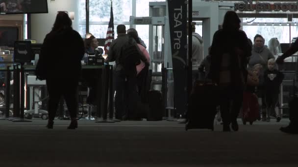 Люди Въезжающие Зону Безопасности Аэропорта Выезжающие — стоковое видео