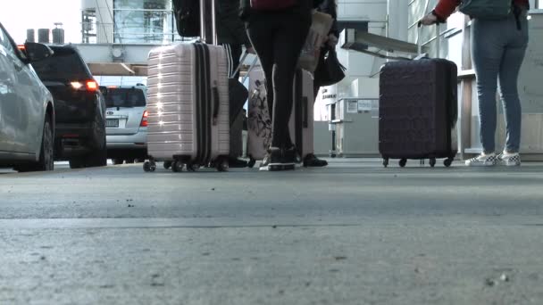 Nsanlar Bavullarıyla Birlikte Araçlardan Iniyor Havaalanı Kapılarından Içeri Giriyorlar — Stok video