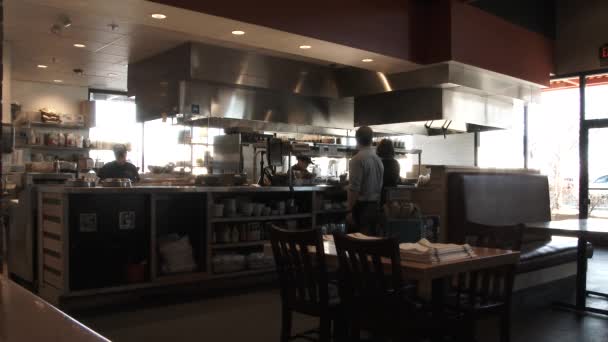 Άνθρωποι Μέσα Στο Εστιατόριο Εργάζονται Από Παράθυρο Μιας Ανοιχτής Κουζίνας — Αρχείο Βίντεο