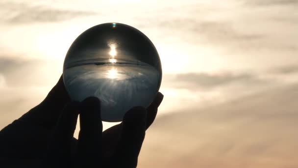 Pessoa Segurando Bola Cristal Vidro Mostrando Reflexo Pôr Sol Praia — Vídeo de Stock