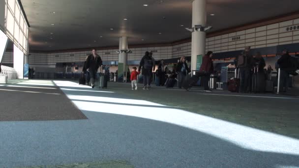 Άνθρωποι Περπατούν Αποσκευές Μέσα Από Λόμπι Του Αεροδρομίου Στο Δρόμο — Αρχείο Βίντεο